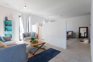 <p>Moderne, rustig gelegen woning te Essen met aangename, onderhoudsvriendelijke tuin. De woning werd recentelijk gebouwd en bestaat o.a. uit een ruime leefkamer, een knappe leefkeuken met vele raampartijen, drie slaapkamers, een badkamer (douche én bad), een eigen oprit en een aangelegde tuin met terras en leuk zicht op groen! E-peil 9!</p>
Huurprijs: €1.495 per maand.