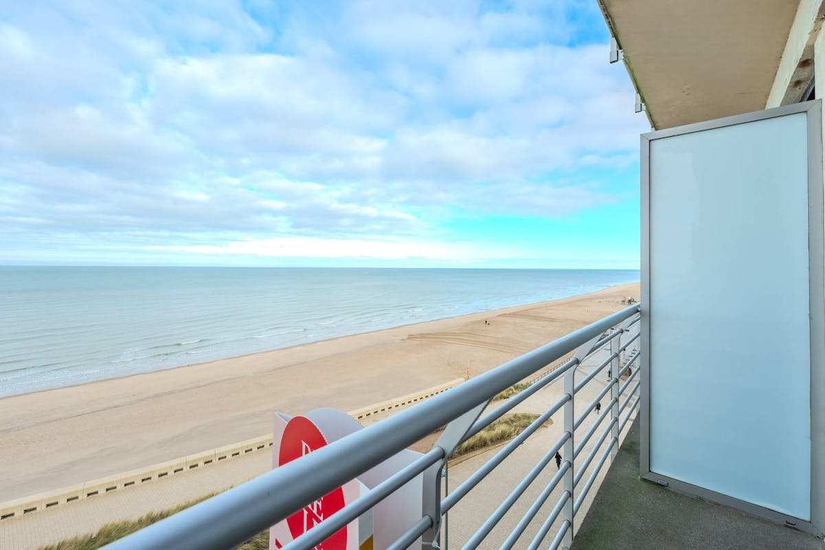Appartement met 2 slaapkamers en terras op de Zeedijk! - foto 3