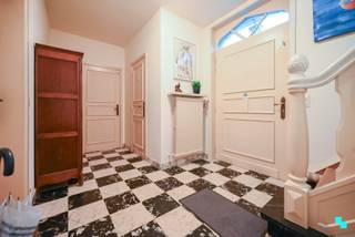 Ontdek deze centraal gelegen, zeer ruime halfopen bebouwing met vier (of meer) slaapkamers genietende van een bewoonbare oppervlakte van maar liefst 284 m², gelegen op een noordwest gericht perceel van 384 m². De woning beschikt tevens ook over een ruime oprijlaan tot aan de inpandige garage. Verder zeer gunstig gelegen vlakbij de Ringshopping Kortrijk en de Ringlaan (R8). Volgende indeling: Uitnodigende inkomhal met vestiaire en gastentoilet, zeer ruime leefruimte, keuken met toegang tot de lichtrijke veranda, bergruimte met toegang tot de inpandige garage/wasplaats. Op de eerste verdieping bevindt zich de nachthal, vier slaapkamers en de badkamer (douche, wastafel en toilet). Via de vaste trap bereiken we de heel ruime geïsoleerde zolderruimte. Deze ruimte kan perfect omgebouwd worden tot extra slaapkamers. EPC C - geen renovatieverplichting | Hellend dak geïsoleerd | CV op aardgas (ketel vernieuwd sinds 2021). Margot organiseert voor deze woning de bezoeken ter plaatse, mits het maken van een afspraak via www.bordes.be