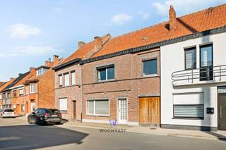 Centraal gelegen in Hamme bevindt zich deze ruime en lichtrijke woning met een bewoonbare oppervlakte van ca. 140 m² op een perceel van 240 m².<br /><br />De woning beschikt over een aangename leefruimte met veel natuurlijk licht en een authentieke houtkachel, een keuken, een ruime badkamer en 3 volwaardige slaapkamers. De grote zolder biedt bijkomend potentieel en kan, mits het plaatsen van een vaste trap, ingericht worden als 4e slaapkamer of polyvalente ruimte.<br /><br />Achteraan bevindt zich een rustige, gezellige tuin. Extra troef is de praktische zijtoegang via een poort, ideaal voor fietsen en afvalberging.<br /><br />Sinds 2019 werden reeds enkele werken uitgevoerd, waaronder de plaatsing van een gas condensatieketel, gedeeltelijke vernieuwing van de ramen en bijkomende isolatie. De woning is voorzien van centrale verwarming. De elektriciteit is niet conform en dient nog in orde gebracht te worden.<br /><br />Ideaal voor wie op zoek is naar een ruime woning met potentieel op een centrale ligging.<br /><br />Interesse? Contacteer Senne via 0499 47 10 68 / senne@woonvast.be voor een bezoek.