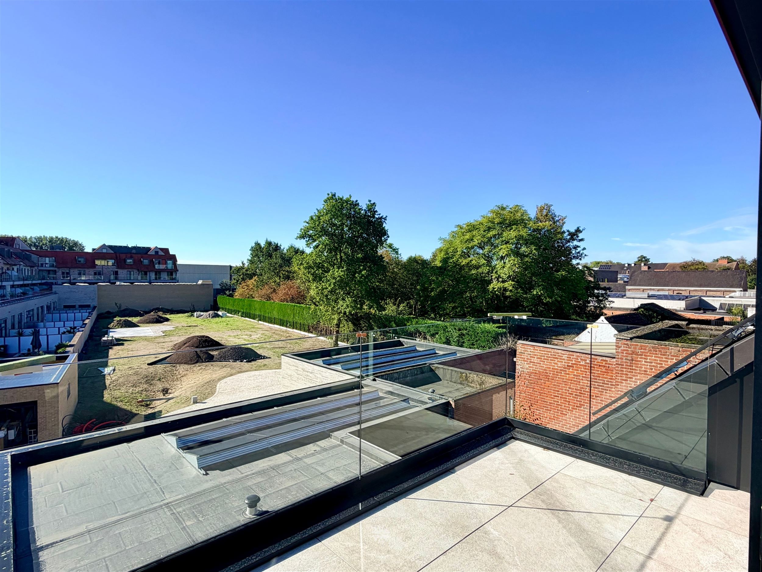 Lichtrijk appartement met 2 slaapkamers, garage en tuin te huur in centrum Destelbergen - foto 4