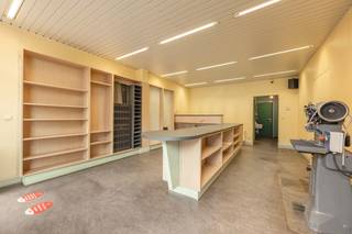 Vraagprijs: 99.000,00 euro.Bent u op zoek naar een betaalbare commerciële ruimte of kantoor op een zichtbare locatie? Deze polyvalente handelsruimte...