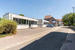 <p><strong>Karaktervol kantoorpand in Grimbergen, centraal gelegen nabij openbaar vervoer en belangrijke invalswegen richting Brussel.</strong></p><p><br /></p><p>Dit ruime voormalige bank- en verzekeringskantoor uit 1935 biedt enorm veel potentieel voor wie op zoek is naar een veelzijdig pand op een strategische locatie. Met een handelsruimte van maar liefst 314,3 m² beschikt het gebouw over tal van mogelijkheden voor kantooractiviteiten, dienstverlening of een combinatie met andere professionele invullingen. Extra interessant is de mogelijkheid tot aankoop van een investeringsappartement van 84,3 m² voor €280.000. Dankzij de ruime parkeermogelijkheden, de uitstekende bereikbaarheid via de A12, de Ring van Brussel en Brussel Centrum, én de nabijheid van openbaar vervoer geniet dit pand van een sterke commerciële ligging. Het EPC-label B dankzij de overvloed van zonnepanelen vormt bovendien een extra troef.</p><p><br /></p><p><strong>Troeven: </strong></p><p>• Ruime handelsruimte/kantoorruimte van 314,3 m² met veelzijdige indelingsmogelijkheden</p><p>• Inkomhal met professionele uitstraling</p><p>• Functionele keuken</p><p>• Apart sanitair</p><p>• Mogelijkheid tot aankoop van een investeringsappartement van 84,3 m²</p><p><br /></p><p><strong>Sterke punten:</strong></p><p>• Groot pand met enorm veel potentieel voor professionele activiteiten</p><p>• Strategische ligging nabij A12, Ring van Brussel, Brussel Centrum en openbaar vervoer</p><p>• Ruim voldoende parkeerplaatsen aanwezig</p><p><br /></p><p>Neem vandaag nog contact op met je ERA-makelaar voor meer informatie of een bezoek.</p><p><br /></p><p>JOUW DROOMKANTOOR. ZO GEVONDEN!</p>