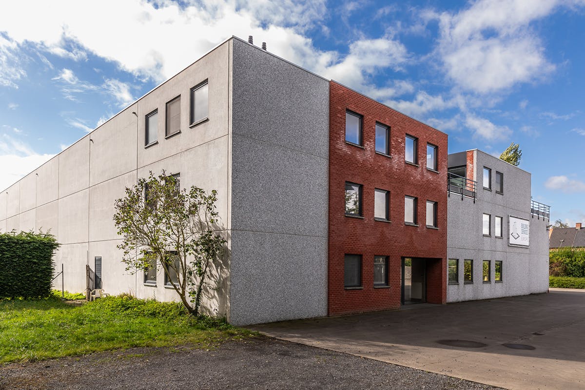 Modern bedrijfsgebouw in uitstekende staat nabij N9 - foto 2