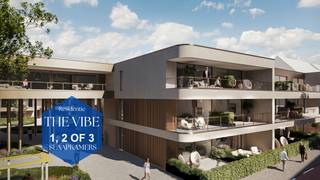 Welkom in dit nieuwbouwappartement met 3 slaapkamers, gelegen in de prachtige residentie THE VIBE, pal in het centrum van Diepenbeek. Hier woon je op wandelafstand van winkels, openbaar vervoer en alle dagelijkse voorzieningen, met een vlotte verbinding naar verschillende invalswegen, onderwijs, zorg, sport en ontspanning. <br /><br />Het appartement bevindt zich op het gelijkvloers en werd ontworpen met oog voor licht, ruimte en hedendaags wooncomfort. Dit pand wordt volledig geschilderd opgeleverd en zal voorzien worden van lamparmaturen en gordijnrails.<br /><br />INDELING<br />
<ul>
<li>Inkomhal</li>
<li>3 slaapkamers</li>
<li>Apart toilet</li>
<li>Moderne badkamer met kwalitatieve afwerking</li>
<li>Leefruimte met open, volledig geïnstalleerde keuken (voorzien van spoelbak, vaatwasser, kookplaat, dampkap, frigo en combioven)</li>
<li>Praktische berging met aansluiting voor wasmachine</li>
<li>Ruim terras met drempelloze toegang</li>
</ul>
Daarnaast beschik je over 2 ondergrondse autostaanplaats én 1 private kelderberging. <br /><br />EXTRA TROEVEN<br />+ Eerste bewoning!<br />+ Grote raampartijen voor maximale lichtinval<br />+ Zeer energiezuinig dankzij warmtepomp en privatieve zonnepanelen<br />+ Ruime open leefruimte met een moderne uitstraling<br /><br />Kortom: een instapklaar appartement dat comfort, duurzaamheid en een topligging perfect combineert. Ideaal voor wie zorgeloos en energiezuinig wil wonen in het centrum van Diepenbeek.