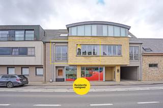 Recent appartement met privatieve tuin (346m²) en ruim terras (40m²) in het centrum van Woumen!<br /><br />Bent u op zoek naar een energiezuinig, instapklaar appartement met een unieke combinatie van comfort, ruimte en buitenbeleving? Dan is dit pareltje in het centrum van Woumen precies wat u zoekt!<br /><br />Dit recent appartement verwelkomt u met een aangename inkomhal met gastentoilet en leidt u naar de lichtrijke leefruimte met open, geïntegreerde keuken. Dankzij de grote raampartijen geniet u hier de hele dag door van een overvloed aan natuurlijk licht en een mooi zicht op het buitengebeuren.<br /><br />Het appartement beschikt over twee volwaardige slaapkamers en een badkamer met douche.<br /><br />De absolute blikvanger? Het ruime terras van maar liefst 40 m² en een privatieve tuin van 346 m². Een zeldzame troef die garant staat voor ultiem genieten, ontspanning en gezellige momenten met familie en vrienden.<br /><br />Bovendien is er de mogelijkheid tot aankoop van een garage, wat het comfortplaatje compleet maakt.<br /><br />Neem voorsprong met een vrijblijvende en gratis schatting van uw eigendom via:<br />http://www.residentievastgoed.be/gratisonlineschatten<br /><br />EPC: A label (Ref: DI00056)