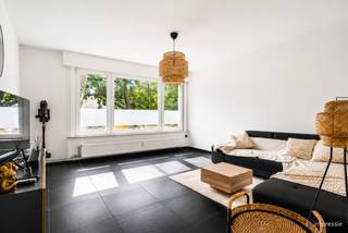 Dit instapklare gelijkvloerse appartement is gelegen in de Frieslandstraat 4 te 2660 Hoboken, een rustige woonstraat met een uitstekende bereikbaarheid. U woont hier op wandelafstand van winkels, supermarkten, scholen, openbaar vervoer en diverse andere voorzieningen. Bovendien bevinden belangrijke invalswegen zich vlakbij, wat zorgt voor een vlotte verbinding naar Antwerpen en de omliggende gemeenten.<br /><br />Een absolute meerwaarde is de nabijheid van de Blikfabriek. Deze voormalige industriële site werd omgevormd tot een bruisende ontmoetingsplaats waar creativiteit, cultuur, horeca en evenementen samenkomen. De site biedt een unieke omgeving om te ontspannen, te wandelen, een drankje te nuttigen of deel te nemen aan diverse activiteiten. Daarnaast liggen ook verschillende groene zones en recreatiemogelijkheden in de buurt.<br /><br />Via de inkomhal betreedt u het appartement. Van hieruit heeft u toegang tot het aparte gastentoilet, de badkamer en de keuken. De badkamer is uitgerust met een douche en een lavabo verwerkt in een praktisch badkamermeubel met spiegel.<br /><br />De verzorgde keuken beschikt over alle nodige comfort, waaronder een spoelbak, vaatwasser, keramische kookplaat, dampkap, koelkast, oven en aansluitingen voor zowel een wasmachine als een droogkast.<br /><br />Verder komt u terecht in de lichtrijke halfopen leefruimte van circa 21,5 m², die dankzij de grote raampartijen geniet van een aangename lichtinval. Aansluitend bevindt zich de ruime slaapkamer. Het appartement beschikt ook over een kelderberging.<br /><br />Troeven van dit appartement:<br />+ Instapklaar gelijkvloers appartement<br />+ Conforme elektrische installatie<br />+ Lichtrijke leefruimte<br />+ Volledig uitgeruste keuken<br />+ Rustige en centrale ligging<br />+ Op wandelafstand van winkels, scholen en openbaar vervoer<br />+ Vlakbij de Blikfabriek en diverse recreatiemogelijkheden<br />+ Ideaal als eigen woonst of investering<br /><br />Heeft u interesse in dit gelijkvloers appartement? Neem dan contact op met VB vastgoed op het nummer 03 337 50 70 of via info@vbvastgoed.be