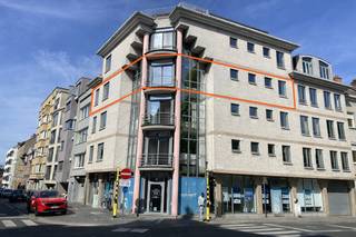 AALST - Op slechts 100 meter van de Grote Markt en 50 meter van het station bevindt zich dit lichtrijke appartement op de derde verdieping van een verzorgd gebouw.<br /><br />De ruime living baadt in het natuurlijke licht en biedt een aangename leefruimte met een mooi uitzicht over de stad. De aparte keuken sluit hier perfect bij aan en beschikt over een praktische berging.<br /><br />Verder zijn er twee ruime slaapkamers, een badkamer met dubbele wastafel en een apart toilet. <br />Het appartement beschikt bovendien over een kelderberging en een gemeenschappelijke fietsenberging — ideaal voor wie comfortabel wil wonen op wandelafstand van winkels, openbaar vervoer en het levendige stadscentrum.<br /><br />Benieuwd? contacteer 053/606560