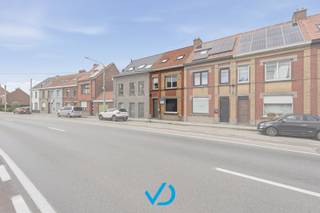 - BEZOEKMOMENT: 4/07/2026 -<br /><br />Bent u op zoek naar een instapklare woning waar u zonder zorgen kunt intrekken? Dan zal deze smaakvol gerenoveerde woning in het charmante Brielen u ongetwijfeld weten te bekoren. Dankzij de uitstekende ligging geniet u van de rust van een aangename woonomgeving, terwijl het bruisende centrum van Ieper, de omliggende deelgemeenten en de A19 zich op slechts enkele minuten bevinden.<br /><br />Bij het binnenkomen wordt u verwelkomd in een verzorgde inkomhal met aansluitend een praktische berging, voorzien van alle technieken en aansluitingen voor was- en droogmachine. Verder beschikt het gelijkvloers over een afzonderlijk gastentoilet en een lichtrijke leefruimte waar gezelligheid en wooncomfort centraal staan. De moderne keuken sluit hier naadloos op aan en vormt het ideale hart van de woning. Bovendien beschikt u over een droge kelder, perfect als extra bergruimte.<br /><br />Op de eerste verdieping bevindt zich een bijzonder ruime slaapkamer met dressing en een stijlvolle badkamer uitgerust met douche, ligbad en lavabomeubel. De tweede verdieping straalt karakter en charme uit dankzij de authentieke houten balken. Deze royale ruimte beschikt bovendien over een ingebouwde bureauruimte en biedt de mogelijkheid om eenvoudig op te delen tot twee afzonderlijke kamers. Zo kan de woning uitgroeien tot een volwaardige gezinswoning met drie slaapkamers. Ook buiten werd niets aan het toeval overgelaten. De prachtig aangelegde tuin met zonnig terras nodigt uit om volop te genieten van lange zomeravonden, gezellige familiebarbecues of een rustig moment in het groen.<br /><br />Verder zijn er nog tal van troeven die het verschil maken, zoals: een regenwaterput van 10.000 liter, een gunstig EPC, asbestveilig, conforme elektriciteit, een ventilatiesysteem D en zoveel meer.<br /><br />Laat u ter plaatse overtuigen door de ruimte, de afwerking en de warme sfeer van deze woning. Plan vandaag nog uw bezoek op zaterdag 4/07/2026 en ontdek zelf alles wat deze unieke eigendom te bieden heeft.