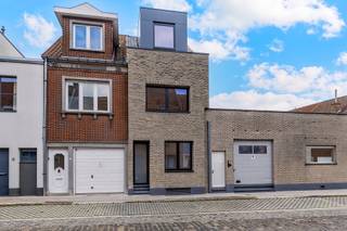 <p><span>Deze volledig gerenoveerde woning is gelegen in de rustige Patersmotestraat in Kortrijk en combineert hedendaags wooncomfort met een aangename ligging nabij het stadscentrum.</span></p><p><span>Op het gelijkvloers beschikt de woning over een ruime inkomhal met voldoende plaats voor een vestiaire en/of het stallen van fietsen. Verder vinden we een apart toilet, een ruime, open leefruimte waarin de woonkamer en keuken mooi in elkaar overvloeien. Aansluitend bevindt zich een aangename patio, een fijne buitenruimte om te genieten van een rustig moment.</span></p><p><span>Op de eerste verdieping bevindt zich een ruime slaapkamer en een volledig uitgeruste badkamer met ligbad, inloopdouche, lavabo en toilet.</span></p><p><span>De tweede verdieping biedt nog één ruime slaapkamer en nog één kinderkamer/ bureau. </span></p><p><span>Daarnaast beschikt de woning over een ruime en droge kelder, ideaal als extra bergruimte.</span></p><p><span> </span></p><p><span>De woning geniet van een gunstige ligging met verschillende voorzieningen in de omgeving. Het centrum van Kortrijk en de Grote Markt zijn vlot bereikbaar, net als winkels en horeca. Ook het Station Kortrijk bevindt zich op wandelafstand.</span></p>