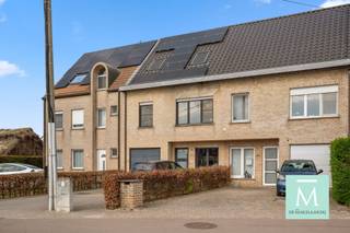 <p><span>Instapklare woning met 5 slaapkamers en zeer aangename tuin</span></p><p><span>Op zoek naar een tip top in orde woning vlakbij het centrum van Leest, vlakbij alle voorzieningen (scholen, winkels, openbaar vervoer,...) en vlakbij belangrijke invalswegen naar Antwerpen-Brussel-Leuven? </span></p><p><span>Welkom in dit prachtige gezinshuis in Mechelen, een moderne en gezellige woning die perfect aansluit op uw levensstijl. Dit huis biedt ruimte voor het hele gezin met maar liefst vijf slaapkamers, ideaal voor een groeiend gezin of voor gasten en werkruimte.</span></p><p><span>Het huis beschikt over een bewoonbare oppervlakte van 222 vierkante meter en is verdeeld over 3 verdiepingen.. Met een grondoppervlakte van 540 vierkante meter heeft u veel ruimte voor buitenactiviteiten en ontspanning. </span></p><p><span>De begane grond omvat een helderverlichte woonkamer met open verbinding naar de eetkamer, wat zorgt voor een aangename en sociale sfeer. De moderne keukenaanbouw beschikt over alle comfort om een lekkere maaltijd te bereken. U beschikt ook over een zeer ruime berging met ingemaakte kasten, een apart gastentoilet en een zeer ruime garage.</span></p><p><span>Op de eerste verdieping beschikt u over een grote overloop met ingemaakte kasten en apart toilet. Op deze etage beschikt u over 3 grote slaapkamers en een moderne badkamer met ligbad, douche en lavabomeubel met dubbele lavabo.</span></p><p><span>Op de tweede verdieping beschikt u nog eens over 2 slaapkamers waarvan 1 met ingemaakte kasten en die momenteel dienst doet als bureau.</span></p><p><span>De tuin is een echt juweel, omgeven door weelderige groene hagen die privacy en sereniteit bieden. Dit outdoor paradijs, met een uitgestrekte gazon en een verzorgde terras met zitmogelijkheden, is perfect voor ontspanning en buitenrecreaties. De onderhoudsvrij aangelegde terras biedt veel mogelijkheden voor het creëren van uw droomtuin.</span></p><p><span>Dit huis in Mechelen is echt een unieke gelegenheid voor gezinnen die naar een comfortabele thuishaven zoeken met moderniteit en natuur gebalanceerd in perfecte harmonie.</span></p><p><span>Interesse in deze parel? Aarzel zeker niet om ons te contacteren voor meer informatie of een bezoek!</span><span> (info@demakelaardij.be of 015/20.20.82)</span></p>