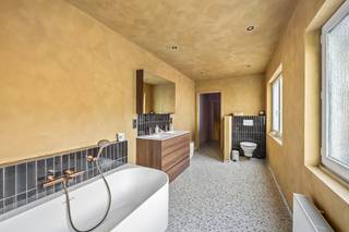 Gelegen in de gezellige Nielsestraat te Boom, ontdek je deze charmante woning met een riante oostgerichte tuin van maar liefst ±150 m². De locatie is ideaal: op wandel- en fietsafstand vind je diverse parken en groenvoorzieningen, leuke horecazaken en winkels. Rustig wonen en toch snel in Antwerpen of Brussel – de ideale combinatie.”<br /><br />Indeling van de woning:<br />Gelijkvloers: een lichtrijke leefruimte met aansluitend de keuken. Via de grote schuifdeuren heb je directe toegang tot de prachtige tuin. Achteraan bevindt zich een garagebox met fietsenberging, bereikbaar via een achterliggende straat. Ook is er aparte toilet voorzien en een extra opbergruimte aan de keuken. <br />Eerste verdieping: twee ruime slaapkamers en een stijlvolle badkamer, groot genoeg om ook een was- en droogmachine te plaatsen.<br />Tweede verdieping: een royale zolderkamer die eventueel kan worden opgesplitst in twee volwaardige slaapkamers.<br /><br />Troeven op een rij:
<ul>
	<li>Lage EPC-score</li>
	<li>Elektriciteit conform</li>
	<li>Oostgerichte tuin van ±150 m²</li>
	<li>Garagebox + fietsenberging met toegang via achterzijde</li>
	<li>Twee ruime slaapkamers + grote zolderkamer (mogelijkheid tot 4 slaapkamers)</li>
	<li>Centrale ligging nabij horeca, winkels, openbaar vervoer en parken</li>
	<li>Instapklaar en perfect voor gezinnen</li>
</ul>
<br />Een ideale woning voor wie ruim, comfortabel en groen wil wonen, met alle voorzieningen vlakbij!<br /><br />Grondplannen kun je downloaden via de website: www.wellimmo.net<br /><br /> 