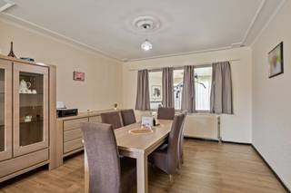 Deze charmante gesloten bebouwing is gelegen in een rustige straat net buiten het centrum van Sint-Truiden, op wandelafstand van winkels, scholen...