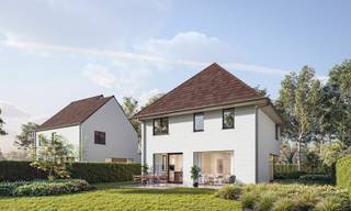 INDELING VAN DE WONING<br /><br />GELIJKVLOERS<br /><br />- Inkomhal- Gastentoilet- Leefruimte met open keuken- Trap naar boven- Inpandige garage<br />EERSTE VERDIEP<br /><br />- Nachthal met zolderluik (doortrekken trap = optioneel)- Apart toilet- Doucheruimte- Berging of ruimte voor dressing- Slaapkamer 1 + 2 + 3<br />ZOLDERVERDIEP<br /><br />- Slaapkamer 4 (optioneel)- Zolderruimte<br />Afbeeldingen zijn steeds illustratief en contractueel niet bindend.<br /><br />De koper heeft deels nog inspraak in de stijl en afwerking van de woning voor zover deze zaken niet werden vastgelegd door vergunning of bestelling van materialen.<br /><br />TIP: Hoe sneller U beslist in de bouwfase, des te meer inspraak U heeft in de keuze van materialen en/of afwerking.<br /><br />ECO-uitvoering dat voldoet aan strenge energienormen.<br /><br />- Zonnepanelen- Doorgedreven isolatie- Warmtepomp i.p.v. gas- Vloerverwarming- Ventilatie D- Max. E-peil = 30- Elektriciteitsaansluiting : 3 fasen