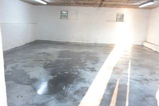 Opslagplaats van 50m² met gepolierde betonvloer en afgewerkte muren. Elektriciteitsvoorzieningen en vaste verlichting aanwezig. Deze plaats is...