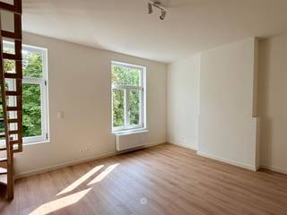 <p><span>GENT </span><span>- Ben je op zoek naar een ruim duplex appartement met 3 slaapkamers op een centrale ligging te Gent?</span></p><p><span>Dan is dit appartement misschien iets voor u.</span></p><p><span> </span></p><p><span>De belangrijkste troeven in een notendop:</span></p><ul><li><span>Energiezuinig gerenoveerd appartement (EPC B)</span></li><li><span>Lichtrijk duplex appartement</span></li><li><span>Aangename ligging aan de Hagelandkaai, vlak bij het water en Portus Ganda</span></li><li><span>Vlotte bereikbaarheid met openbaar vervoer en station Gent-Dampoort op wandelafstand</span></li></ul><p><span> </span></p><p><span>Zo ziet het appartement eruit:</span></p><p><span>Het appartement is gelegen op de derde verdieping van het gebouw, zonder lift.<br />Via de inkomhal heeft u toegang tot een eerste slaapkamer, een badkamer met toilet en de leefruimte met open keuken, uitgerust met koelkast en vaatwasmachine.<br />Vanuit de leefruimte leidt een vaste trap naar de zolderverdieping. Hier bevinden zich nog 2 slaapkamers, een apart toilet en een tweede badkamer. </span></p><p><span>Belangrijk:</span><span><br />Beschikbaar vanaf: 1/10/2026<br />Huurprijs: € 1490<br />EPC: B (105 kWh/m2)</span></p><p><span>Voor een bezoek ter plaatse, vul zeker uw huurdersprofiel via onze website.</span></p>