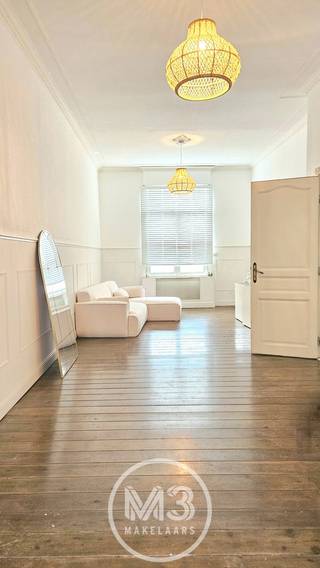 Welkom in deze ruime gezinswoning in een rustige straat! Deze comfortabele woning is perfect voor wie het stadsleven wil combineren met rust en praktisch gemak.<br />De woning beschikt over vier ruime slaapkamers en twee moderne badkamers, waarvan één met een zalig ligbad – ideaal om tot rust te komen na een drukke dag. De gezellige stadskoer biedt een fijne buitenruimte voor een avondje ontspannen. Verder is er een kelder aanwezig, perfect als extra bergruimte.<br />De ligging is een van de grote troeven: vlakbij de Antwerpse Ring en station Berchem, wat zorgt voor een vlotte verbinding met het openbaar vervoer en de rest van het land. Ook met de fiets of tram ben je in een mum van tijd in het centrum van Antwerpen. Daarnaast liggen er verschillende parken in de buurt, ideaal voor een wandeling.<br />Interesse? Neem gerust contact op voor een bezichtiging.<br /><br /><strong>Extra info:</strong><br />Huurwaarborg: 3 maanden<br />Plaatsbeschrijving intrede: ongeveer €300<br />Maximaal voor 4 personen!<br />Onmiddellijk beschikbaar.<br />EPC label C.<br />