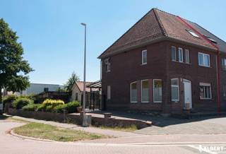 Leuke halfopen bebouwing in hartje Diepenbeek - met uitbreidingsmogelijkheden.<br /><br />Op een perceel van 466 m² vind je deze charmante halfopen bebouwing uit 1953, die in 2013 deels gerenoveerd werd. Een ideale woning voor wie graag rustig woont, maar toch alle voorzieningen binnen handbereik wil.<br />Indeling en mogelijkheden:<br />-Gelijkvloers met grote leefruimte, aansluitende keuken en achterkeuken<br />-2 slaapkamers op eerste verdiep met badkamer en wc<br />-vaste trap naar zolder waar je perfect nog 2 kamers kan creëren.<br />-volledig omheinde tuin, ideaal met kinderen en/of huisdieren<br />Technische kenmerken:<br />-EPC:C energiezuiniger dan gemiddeld voor dit bouwjaar<br />-Aardgas aanwezig<br />-Asbestveilig<br />-deels gerenoveerd in 2013 (isolatie, ramen,...)<br />Toplocatie<br />een ideale combinatie van comfort, bereikbaarheid en toekomstmogelijkheden!<br /><br />Voor meer informatie of een bezichtiging: nathalie.poelmans@albert.immo of 0477/493871<br />Bij Albert kom je thuis!