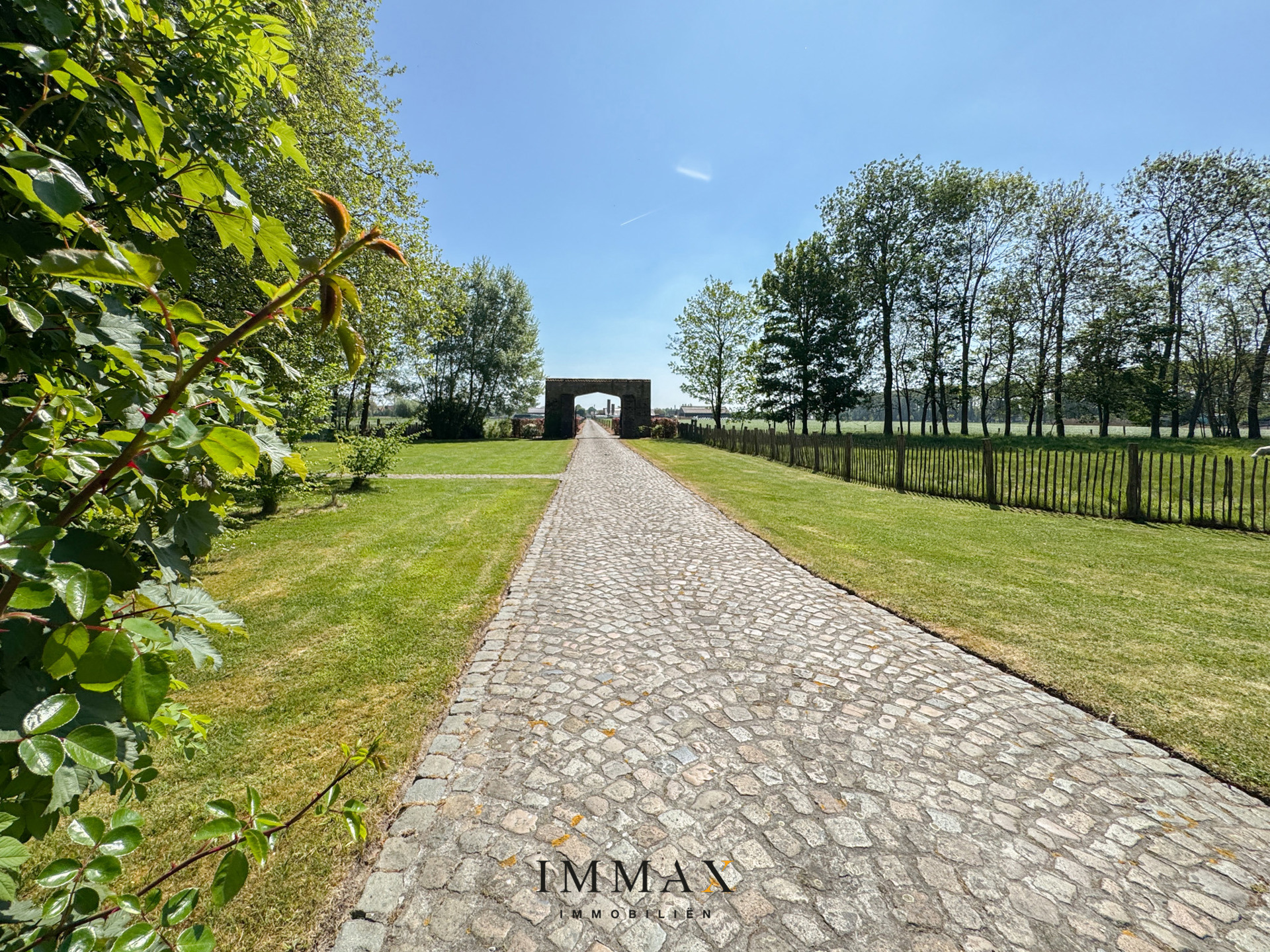 Authentiek landhuis met een aansluitende woonst, alleenstaande schuur gelegen in alle privacy - foto 1