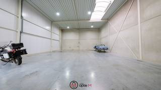 Nieuwbouw KMO-unit van 217 m2 inclusief 8 privé-parkeerplaatsen, gelegen in het bedrijvenpark Heros, de voormalige site van Concentra langs de Herkenrodesingel te Hasselt. <br /><br />De unit is voorzien van een geautomatiseerde sectionaalpoort en een aparte inkomdeur. <br />Vrije hoogte van 6 meter.<br /><br />Aan de voorzijde en zijkant van de unit zijn er acht parkeerplaatsen voorzien.<br /><br />Kan gebruikt worden als opslag, atelier, productie, ...<br /><br />Er zijn voorzieningen om een mobiel kantoor te plaatsen.<br />Meer info hierover via kantoor.<br /><br />Onmiddellijk beschikbaar.<br /><br />Verhuur onder BTW-stelsel.<br />OVH ten laste van de huurder.<br /><br />Meer info over alle mogelijkheden via ons kantoor op 011/23 11 01 of via mail info@optie-m.be<br /><br />TECHNISCHE INFO:<br /><br />Brandklasse - Klasse C cfr. Basisnorm brandpreventie voor industriële gebouwen<br />EPB - K-peil 40 voor loodsen<br />Constructie - Staalconstructie loodsen, vrije hoogte min. 6m<br />Buitengevels - Geïsoleerde en gelakte aluminium sandwichpanelen met 100 mm isolatie. Geïsoleerde betonpanelen met 100 mm isolatie.<br />Wanden - Scheidingswanden tussen de units in betonpanelen<br />Dak - Wit gelakte geprofileerde staalplaten, 120 mm PIR isolatie, PVC dakdichting<br />Lichtstraten - Lichtgebogen lichtstraten in meerwandig polycarbonaat met geïntegreerde rook- en warmte afvoer<br />Poorten - Elektrische geïsoleerde sectionaalpoorten<br />Buitenschrijnwerk - Aluminium buitenschrijnwerk met thermisch onderbroken profielen en dubbele beglazing (K-waarde 1,1)<br />Vloer - Gepolierde betonvloer met vloerbelasting van 1 ton / m2 in de loodsen en showrooms .