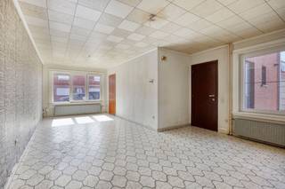 <p>Deze halfopen bebouwing is gunstig gelegen in de gemeente vlakbij scholen, het station en het centrum. De woning biedt een praktische indeling met tal van mogelijkheden. </p><p>Op het gelijkvloers bevinden zich een gezellige woonkamer, een keuken, een apart toilet en een handige bergruimte. De eerste verdieping omvat drie slaapkamers en een badkamer. Daarnaast beschikt de woning over een geïsoleerde bergzolder, ideaal als extra opslagruimte. De ramen en de cv-ketel werden vernieuwd in 2025, wat bijdraagt aan het wooncomfort en de energiezuinigheid. </p><p>Een absolute troef zijn de zeven garages, waarvan momenteel zes verhuurd zijn aan €80 per maand. De zevende garage is vrij beschikbaar en biedt voldoende ruimte voor een bestelwagen.</p>