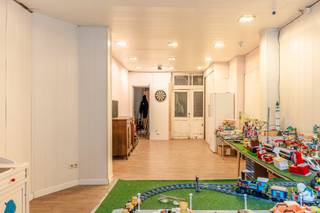 Welkom in de Thomas van Loostraat 28 te Oostende.<br /><br />Deze op te frissen beletage-woning vind je in de rustige Vuurtorenwijk, in de buurt van de Spuikom en op amper 15 minuten wandelen van het Oosterstrand.<br />In deze leuke, volkse buurt is het rustig wonen, weg van het toerisme, maar toch nog in de nabijheid van de kust.<br /><br />Dit <strong>voormalige handelsgebouw</strong> wordt al jaren gebruikt als gezinswoning, maar kan zo terug omgetoverd worden tot winkel of kantoor.<br />We betreden het gebouw langs een gemeenschappelijke <strong>inkom</strong>, waar je het handelsgedeelte perfect kan afscheiden van de privé woning.<br />Op het gelijkvloers vinden we een <strong>multifunctionele ruimte.</strong>  Deze wordt nu als <strong>hobbyruimte</strong> en <strong>opslagplaats</strong> gebruikt. Wordt dit jouw fitnesskamer of het thuiswerk kantoor?<br />Je vindt hier ook de CV ketel.  Achteraan het gebouw is nog een kleine koer met de mogelijkheid een <strong>toilet</strong> te installeren.<br />In de <strong>traphal</strong> is plaats om een vestiaire te voorzien.  Je hebt hier ook de toegang tot de <strong>kelder</strong>.  Het grootste deel van de het gebouw is onderkelderd.<br /><br />Op de overloop op de eerste verdieping vinden we meteen het <strong>gastentoilet</strong>.<br />De ruime <strong>woonkamer</strong> heeft een <strong>eetplaats</strong> en een <strong>salon</strong>.  Vooraan de woning vinden we ook een <strong>bureau</strong> ruimte.  Deze kan perfect gebruikt worden als extra slaapkamer.<br />Achteraan het gebouw is de keuken.  Deze werd in 2020 vernieuwd.  Via het terras krijg je extra veel licht binnen.<br /><br />Op de tweede verdieping vind je <strong>3 ruime slaapkamers</strong>.  <br />Verder vind je hier ook een <strong>apart toilet</strong> en de <strong>badkamer</strong> met ligbad en douche.  Een klein <strong>balkon</strong> geeft hier ook extra licht.<br /><br /><strong>Technisch:</strong><br />- EPC: 229 kWh/m2jaar, label C<br />- GEEN Renovatieverplichting<br />- G-&amp;P-score: C &amp; C<br />- Vg, Wg, Gmo, Gvv, Gvkr<br /><br /><strong>In de buurt:</strong><br />- Basisscholen: 200m.<br />- Bushalte op 180 m.<br />- Spuikom op 250 m.<br />- Tram op 600m.<br />- Supermarkt op 700m.<br />- Strand op 1,5 Km.<br />- Station op 3 Km.<br /><br /><br />Weet jij wel raad met de extra ruimte en schrikt een beetje werk je niet af?  Kom dan snel deze leuke woning ontdekken.