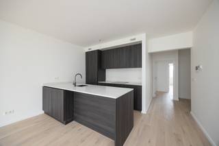 In de Lange Lozanastraat, op een boogscheut van de gegeerde Markgravewijk, bevindt zich dit moderne nieuwbouw appartement dat comfort, licht en een uitstekende ligging moeiteloos combineert. Het appartement maakt deel uit van een volledig en kwalitatief gerenoveerd gebouw in 2026, waarbij zowel de lift als de trappenhal werden vernieuwd. Bovendien beschikt het gebouw over een fietsenberging en voldoen alle appartementen aan de huidige isolatie- en energienormen.<br />Dankzij de centrale ligging bereik je het centrum van Antwerpen in enkele minuten te voet of met de fiets. Winkels, horecazaken, scholen en openbaar vervoer bevinden zich op wandelafstand.<br />Het appartement geniet van een uitzonderlijke lichtinval en heeft een bruikbare oppervlakte van ±120 m². De flexibele indeling laat toe om 2 tot 3 slaapkamers te voorzien en wordt verder aangevuld met een apart gastentoilet, een afzonderlijke bergruimte met aansluiting voor was- en droogmachine, een aangenaam oost-georiënteerd terras van 7 m² en een privatieve kelderberging.<br />Deze verkoop valt onder het BTW-stelsel van 21%<br />Geïnteresseerd in dit appartement? Neem gerust contact op via 0483/577.279 of mail naar zaka@wellimmo.net voor meer informatie of een bezoek ter plaatse.<br /><br /> 