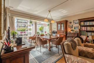 Dit fantastisch appartement te koop is gelegen op de tweede verdieping van Residentie Sunset langs Koninginnelaan te Oostende. Hier bevindt u zicht in een groene oase, op slechts enkele wandelpassen van het bruisende stadsleven, zee en strand en tal van voorzieningen binnen handbereik.Indeling:- inkomhal met vestiaire- lichtrijke leefruimte met terrasje - keuken uitgerust met een keramische kookplaat, spoeltafel, vaatwas, oven, frigo met vriesvakje en aansluiting wasmachine- badkamer voorzien van een badkamermeubel met lavabo, douche en toilet- afzonderlijk toilet met handwaslavabo- slaapkamer 1 (13m²) met toegang tot het achtergelegen terras- slaapkamer 2 (13m²) met toegang tot het achtergelegen terras- slaapkamer 3 (8m²) voorzien van een lavabo- privatieve kelderberging (5m²)Bovendien kan u gebruik maken van de goed toegankelijke gemeenschappelijke fietsenberging in het gebouw. Pluspunten: - 3 slaapkamers- rustige doch centrale ligging- positieve elektrische keuring- rustige residentie - privatieve kelderberging - ruim appartement (100m²)Dit is het ideale appartement voor wie op zoek is naar een ruim en goed gelegen woonst te Oostende. Perfect als vaste woonplaats of als tweede verblijf aan de Belgische kust.Interesse? Neem vandaag nog contact met ons op voor meer informatie of een bezichtiging!