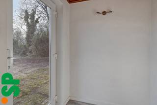 Deze zeer rustig gelegen woning omvat onder meer een lichtrijke keuken, badkamer, waskamer, leefruimte, apart toilet, twee slaapkamers,...