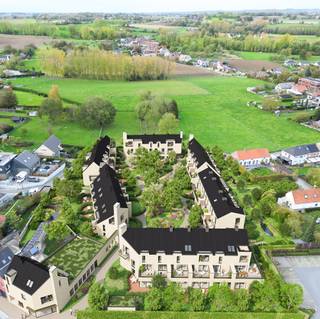 <p>Ontdek POIR, een exclusief nieuwbouwproject in het hart van Lennik. Dit hedendaags woonproject combineert modern wooncomfort met het authentieke, landelijke karakter van het Pajottenland. Op wandelafstand van winkels, horeca, scholen en openbaar vervoer woon je hier centraal én in alle rust. POIR omvat 56 woongelegenheden verdeeld over 7 stijlvolle gebouwen met appartementen (1 tot 3 slaapkamers) en ruime gezinswoningen (4 slaapkamers), allen ontworpen met bijzondere aandacht voor kwaliteit, duurzaamheid en leefcomfort. Elke woonentiteit beschikt over lichtrijke leefruimtes en is uitgerust met energie-efficiënte technieken zoals geothermie via een BEO-veld, een individuele warmtepomp, vloerverwarming en passieve koeling. Dit resulteert in een lage EPC-waarde en toekomstgericht wooncomfort met lagere energiekosten. De afwerking is hoogwaardig en volledig personaliseerbaar: samen met interieurarchitecten stel je keuken, badkamer, vloeren en materialen samen volgens jouw smaak en budget. POIR wordt een groene, autovrije oase met een ruime binnentuin, biodiverse beplanting, wadi’s en wandelpaden. Ondergronds bevinden zich 83 parkeerplaatsen, 142 fietsstalplaatsen en een privatieve kelder per woonentiteit. Bovendien woon je vlakbij het Kasteel van Gaasbeek en geniet je van vlotte verbindingen richting Brussel, Halle en Asse. POIR is veel meer dan een woning: het is duurzaam en comfortabel wonen in een unieke groene omgeving.</p>