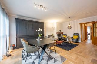 <span>Dit ruime en lichtrijke hoekappartement bevindt zich op de eerste verdieping van een zeer verzorgd gebouw met lift. Dankzij de gunstige oriëntatie en grote raampartijen geniet u de hele dag van een aangename lichtinval.</span><br /><br /><strong>INDELING</strong><br /><span>De ruime leefruimte met stijlvolle parketvloer sluit aan op een volledig vernieuwde, moderne keuken. Zowel vanuit de keuken als de leefruimte heeft u toegang tot het zonnige terras over de volledige breedte van het appartement. Het appartement beschikt over 3 slaapkamers, allemaal voorzien van nieuwe ramen met elektrische rolluiken.</span><br /><span>Verder is er een afzonderlijk gastentoilet en een verzorgde badkamer met lavabo en ligbad met douchemogelijkheid.</span><br /><span>Garage met berging en private autostaanplaats verplicht mee aan te kopen aan € 20.000.</span><br /><br /><strong>TROEVEN</strong><br /><span>• Volledig vernieuwde, moderne keuken</span><br /><span>• Alle ramen vervangen door hoogrendementsbeglazing</span><br /><span>• Elektrische rolluiken aan ramen</span><br /><span>• Gevel werd recent vernieuwd</span><br /><strong><br />POSITIEVE ASPECTEN</strong><br /><span>• Instapklaar en gerenoveerd appartement</span><br /><span>• Zeer verzorgd gebouw met lift</span><br /><span>• Ruime en lichtrijke leefruimte</span><br /><span>• Groot gemeenschappelijk aangelegd tuinpark</span><br /><span>• Rustige, residentiële buurt met veel recente nieuwbouw</span><br /><span>• Op wandelafstand van scholen, bakker, winkels en andere voorzieningen</span><br /><span>• Ideaal voor gezinnen, koppels of als investering</span><br /><span><br />Een comfortabel en instapklaar appartement op een toplocatie waar ruimte, licht en woonkwaliteit perfect samenkomen.</span>