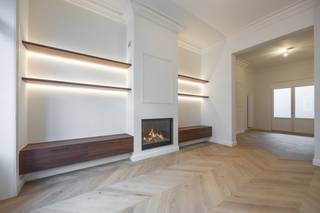 Découvrez cette exceptionnelle et spacieuse maison de maître située dans la charmante rue Muscar à Ostende. Ce monument classé a récemment fait l’objet d’une rénovation complète et haut de gamme, réalisée dans le plus grand respect du patrimoine, tout en intégrant tout le confort contemporain et les techniques modernes. L’ensemble de la propriété se distingue par l’utilisation de matériaux de très grande qualité et une finition raffinée : superbe parquet en pointe de Hongrie, cheminée au gaz élégante, placards sur mesure, robinetterie encastrée et de nombreux autres détails luxueux. Chaque élément reflète l’élégance intemporelle et le raffinement. Disposition: La maison dispose d’un vaste sous-sol offrant de nombreux espaces de rangement, un local à vélos et une buanderie pratique. Au premier étage, vous trouverez un séjour spacieux et lumineux avec cuisine entièrement équipée, vestiaire, toilette invités et une agréable terrasse. Le deuxième étage comprend deux grandes chambres, deux salles de bains, une terrasse et un toilette séparé. Le troisième étage accueille deux chambres supplémentaires, une salle de bains et un toilette. Le quatrième étage propose un espace mansardé polyvalent, idéal comme cinquième chambre, bureau ou espace multifonctionnel. Villa Pauline bénéficie d’un emplacement privilégié, à distance de marche de la plage et du célèbre Thermae Palace, dans une rue calme et pleine de charme. Une opportunité rare pour les amateurs de caractère, d’espace et de luxe à la mer. Contactez-nous dès aujourd’hui pour une visite ou davantage d’informations.