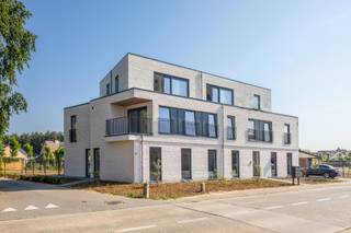 Dit recente appartement is gelegen op de 1ste verdieping.Indeling: inkomhal met apart toilet, ruime lumineuze leefruimte met geïnstalleerde open...