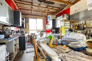 <p><span>Op zoek naar een woning die je volledig naar eigen smaak kunt renoveren? Dan biedt deze woning een uitstekende kans om jouw droomhuis te creëren.</span></p><p><span>De woning dient volledig gerenoveerd te worden, maar beschikt over een interessante basis en heel wat mogelijkheden. Met de nodige renovatiewerken kan je hier een aangename gezinswoning met 3 slaapkamers en een tuin realiseren.</span></p><p><span>Een aantal belangrijke werken zijn bovendien reeds uitgevoerd: het dak is al geïsoleerd en de ramen aan de voorzijde werden vernieuwd.</span></p><p><span>Dankzij de renovatiemogelijkheiden kan je de woning volledig aanpassen aan je eigen wensen en behoeften. De aanwezigheid van een tuin is daarbij een mooie troef en biedt ruimte om te genieten, te ontspannen of gezellig samen te zijn.</span></p><p><span> </span></p><p><span>Bijzonderheden</span></p><p><span>EPC Energielabel D - 395 kwh/(m² jaar)</span></p><p><span>Geen renovatieplicht</span></p><p><span>CV is op gas en deels airco</span></p><p><span>P-score: A</span></p><p><span>G-score: A</span></p>
