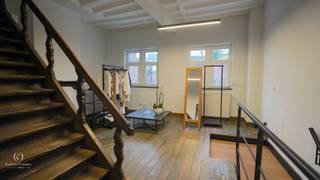 <em>Wie mij een beetje kent, weet dat ik al eens graag bijzonder vastgoed aanbied. Voor de ambitieuze ondernemer heb ik nu werkelijk een pareltje in mijn aanbod!</em><br /><br /><u><strong>HISTORISCH KARAKTER IN EEN MODERN JASJE</strong></u><br />Een handelspand met winkel-, kantoor- en opslagruimte verdeeld over 3 verdiepen én een mooi afgewerkte gewelfde kelder. <br />Minutieus gerestaureerd met behoud van de historische elementen en tegelijkertijd uitgerust met modern comfort zoals airco en alarm.<br /><br /><u><strong>COMMERCIËLE TROEVEN</strong></u><br />De ligging van dit statige handelshuis is alvast ideaal, vlakbij de Grote Markt. Met andere woorden: veel passage, een goede visibiliteit en een enorm potentieel.<br />De zaak ligt bovendien in een gevarieerd ondernemerslandschap met zowel lokale handelaars, internationale merken als gevestigde waarden. <br /><br />De wekelijkse markt op zaterdag en de diverse activiteiten van de stad zoals bv. de Truiense Nostalgie, Ladies City Day of de zomerbraderie brengen steeds veel volk op de been. <br /><br />Erg interessant als investering want momenteel verhuurd met solide huurder en onmiddellijk rendement.<br /><br /><u><strong>CONTACT</strong></u><br />Wil jij investeren in dit uniek en hoogwaardig gerenoveerd pand?<br />Contacteer mij via 0475/47.44.50 voor een afspraak in mijn kantoor. Ik geef je graag meer informatie in alle discretie.<br /><br /><em>De vermelde oppervlaktes zijn slechts indicatief. Katrien Wouters - creating IMMOtions kan niet verantwoordelijk gesteld worden voor de juistheid van de aan haar verstrekte gegevens.  </em>