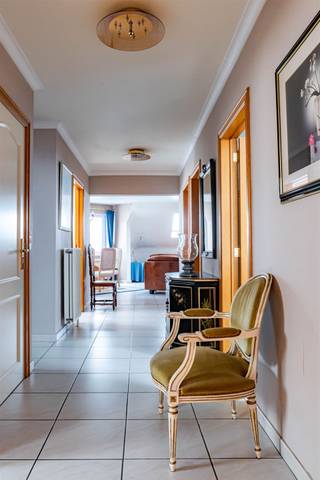 In een aangename woonbuurt nabij het centrum van Aalst vindt u deze ruime duplex in een kleine residentie. Scholen, winkels, een grootwarenhuis, een parkje en het OLV Ziekenhuis bevinden zich op wandel- en fietsafstand.De eerste verdieping omvat een ruime en lichtrijke leefruimte, een aparte keuken, een praktische berging, een gastentoilet, een badkamer met bad en douche, een grote slaapkamer met ingebouwde kast en een tweede slaapkamer.Op de bovenverdieping bevindt zich een aangename open ruimte die tal van mogelijkheden biedt. Deze kan perfect ingericht worden als extra leefruimte, bureau of hobbyruimte. Daarnaast vindt u hier een derde slaapkamer met toegang tot een gezellig terrasje waar u op mooie dagen heerlijk kunt genieten van de zon.Een bijkomende troef is de mogelijkheid om een afzonderlijke garage met automatische poort aan te kopen. Deze biedt plaats aan twee wagens en beschikt bovendien over extra bergruimte.Troeven✔ Instapklaar✔ Gunstige EPC-score✔ 3 slaapkamers en extra leefruimte✔ Gezellig terrasje✔ Scholen, winkels en het OLV Ziekenhuis op wandel- en fietsafstand✔ Mogelijkheid tot aankoop van een garage voor 2 wagensDeze duplex biedt een combinatie van ruimte, comfort en mogelijkheden in een aangename woonomgeving. Een appartement die u het best zelf komt ontdekken tijdens een bezoek.