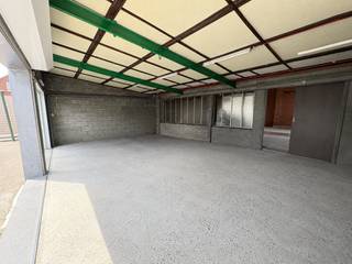 <p>Deze goed onderhouden woning met loods en ruime garage/opslagruimte is rustig gelegen te Ingelmunster en geniet tegelijk van een vlotte bereikbaarheid dankzij de nabijheid van diverse invalswegen. De loods en de ruime garage bieden tal van mogelijkheden (opslag, stockage) voor zelfstandigen, zoals metselaars, tuinaannemer of andere vakmensen, en zijn eveneens geschikt als opslag- of hobbyruimte.</p>
<p>Indeling woning:</p>
<p><u>Gelijkvloers:</u><br />– inkomhal<br />– lichtrijke leefruimte<br />– keuken met eetplaats<br />– 2 slaapkamers<br />– badkamer<br />– berging</p>
<p><u>Eerste verdiep:</u><br />– ruime zolder met vele mogelijkheden</p>
<p>Tuin met terras & stijlvolle tuinberging</p>
<p>Loods & ruime garage/opslagruimte</p>
<p>Algemene info:<br />– EPC: 545 kWh/m² jaar<br />– opp. perceel: 967 m²<br />– CV op mazout<br />– kruipkelder aanwezig<br />– er bestaat de mogelijkheid om de achterliggende woning (nr. 9) mee aan te kopen (perceelsopp: 1125 m²; VP: € 135.000)</p>
<p>Bepaalde beelden zijn digitaal geoptimaliseerd/virtueel ingericht, elementen kunnen licht afwijken van de realiteit. Voor een correcte weergave verwijzen wij naar een plaatsbezoek.</p>
<p>Indien u meer info of een bezoek wenst, contacteer Immo-deal bv: 0486 72 70 73.</p>