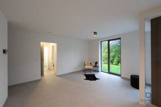 <p><span>In een recente, energiezuinige nieuwbouwresidentie bevindt zich dit stijlvolle gelijkvloerse appartement met 1 slaapkamer. De woning is volledig afgewerkt met een tegelvloer en wordt bij oplevering </span><span>volledig wit geschilderd</span><span>. </span></p><p><span>Verlichting</span><span> is reeds voorzien, zodat u enkel nog hoeft in te richten.</span></p><p><span>De </span><span>lichtrijke woonkamer (30 m²) met open keuken</span><span> vormt het hart van het appartement en biedt rechtstreeks toegang tot een </span><span>aangenaam terrasje aan de voorzijde</span><span>. </span></p><p><span>De keuken is modern en praktisch ingericht.</span></p><p><span>De </span><span>slaapkamer</span><span> (11.5 m²) is ruim genoeg terwijl de </span><span>badkamer</span><span> is uitgerust met een</span><span> inloopdouche</span><span>. Het </span><span>apart toilet met handenwasser</span><span> biedt extra gebruiksgemak. </span></p><p><span>In de </span><span>berging</span><span> is er aansluiting voorzien voor een wasmachine.</span></p><p><span>Het appartement wordt verwarmd via </span><span>vloerverwarming op basis van een warmtepomp</span><span>, in combinatie met 3 </span><span>zonnepanelen</span><span>, wat zorgt voor een bijzonder </span><span>energiezuinige woonst</span><span>. </span></p><p><span>Een</span><span> ventilatiesysteem D</span><span> garandeert een gezonde luchtcirculatie doorheen de hele woning.</span></p><p><span>In het gebouw is er een </span><span>gemeenschappelijk vuilnislokaal</span><span>, een </span><span>fietsenstalling nr 83</span><span>, en op de ondergrondse verdieping (</span><span>niveau -1</span><span>) beschikt u over een </span><span>privatieve autostaanplaats nr 17.</span><span> </span></p><p><span>Tot slot kunt u als bewoner ook genieten van een </span><span>aangelegde gemeenschappelijke tuin</span><span>.</span></p><p><span>Kortom, dit instapklare appartement combineert comfort, duurzaamheid en een doordachte indeling in een rustige, hedendaagse woonomgeving.</span></p><p><span>Vaste kosten €90 p/mnd + €100 Parking.</span></p><p><span>Beschikbaar vanaf 01/12/2025.</span></p>