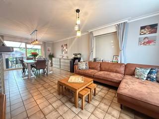 Maak uw profiel via onderstaande link en we contacteren u voor een bezoek:<br />https://Vlaemynck.mijnhuurprofiel.be/property/ec15edd2-3b4a-4e97-bebc-cad68edeac55<br /><br />Op een rustige ligging, vlakbij het centrum van Tielt, vinden we deze ruime gezinswoning. Dankzij de nabijheid van winkels, supermarkten, scholen en andere voorzieningen geniet u hier van een uitstekende combinatie van rust en een centrale ligging.<br /><br />Bij de woning hoort een ruime oprit met plaats voor twee wagens en een inpandige garage, waardoor u steeds over voldoende parkeergelegenheid beschikt.<br /><br />Indeling: <br />Via de inkomhal met gastentoilet komt u terecht in de lichtrijke leef- en eetruimte, die rechtstreeks toegang biedt tot het overdekte terras. De volledig geïnstalleerde keuken sluit aan op de veranda en geeft eveneens toegang tot de inpandige garage met praktische berging.<br /><br />Op de eerste verdieping bevinden zich de nachthal, drie volwaardige slaapkamers en een badkamer uitgerust met lavabo, ligbad en toilet.<br /><br />Daarnaast beschikt de woning over een ruime zolder, ideaal als extra berging.<br />Buiten geniet u van een volledig afgesloten tuin met tuinhuis, waar u in alle privacy kunt ontspannen.<br /><br />Beschikbaar vanaf 01/10/2026.<br /><br />Interesse in deze ruime gezinswoning? Plan vandaag nog uw bezoek via uw 'Huurdersprofiel'.