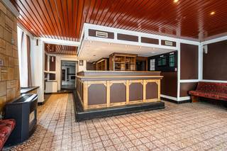 <p>Voormalige staminee “De Corner” gelegen op de Boelare wordt verkocht, met de naast gelegen woning in de Teirlinckstraat, die op heden samenhangen.<br /><br />Dit pand laat zich ideaal toe voor iemand die een nieuwe horecadroom wil combineren met woonst, maar de uiterst gunstige hoekligging kan ook zeker dienen voor een mogelijk nieuwbouwproject.<br /><br /><br /><strong>Ligging</strong><br /><br />Deze handelswoning langs de Boelare staat garant voor een veelzijdige leefomgeving. Met een prachtige mix van lokale charme en moderne gemakken alsook de nabijheid van de stadse voorzieningen, vormt dit de perfecte basis voor uw nieuwe thuis of project. <br /><br /><strong>Indeling van de woning</strong><br /><br />Vooraan de Boelare is de gelagzaal voorzien met toog en voorzieningen, achteraan zijn de toiletten, badkamer en een polyvalente ruimte.<br /><br />Boven het voormalig café is er een vergaderruimte voorzien.<br /><br />In de woning in de Teirlinckstraat is er op de 1<sup>e</sup> verdieping ruimte voor 3 slaapkamers en een daarboven gelegen in te richten zolderverdieping.<br /><br /><br /><strong>Extra troeven</strong><br /><br />✅ Hoekgebouw<br />✅ Talloze mogelijkheden voor totaalrenovatie of nieuwbouwproject<br />✅ Centrale ligging<br /><br /><br /><br /><strong>Bezoek steeds na afspraak!</strong><br /> </p>