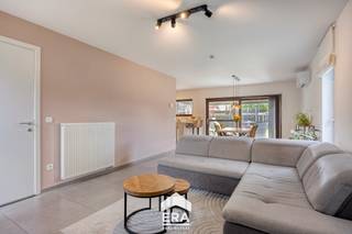 <p>Deze halfopen woning ligt in een rustige, doodlopende straat nabij het centrum van Peer. Wandelliefhebbers vinden hier volop mogelijkheden en ook scholen, winkels en horeca zijn vlot bereikbaar. Dankzij de goede verbindingen zijn ook Meeuwen, Bree, Hechtel en Pelt gemakkelijk te bereiken.</p>
<p>De woning dateert van 2016 en staat op een ruim perceel van 559 m². Binnen zijn er 3 slaapkamers (waarvan 1 met airco), een grote woonkamer met een airco, veel lichtinval en met zicht op de tuin. Een moderne keuken die mooi aansluit op de afgesloten tuin, aangrenzend aan de keuken is een berging voor extra opslagplaats. Verder is er een moderne badkamer met inloopdouche en een inpandige garage die momenteel handig dienstdoet als extra opslagruimte. In de tuin geniet je van veel zonlicht. De woning is instapklaar en beschikt bovendien over een gunstig EPC-label A, dit wil zeggen dat het energiezuinige woning is en er geen renovatieverplichting van toepassing is.<br /><br /><strong>Enkele troeven:</strong></p>
<ul><li><strong>Instapklaar:</strong> Een goede basis en moderne ruimtes zorgen ervoor dat je hier zonder grote werken kan intrekken.</li><li><strong>Energiezuinig:</strong> EPC-label A, dubbele beglazing en 16 zonnepanelen.</li><li><strong>Kindvriendelijke ligging:</strong> Gelegen in een doodlopende straat, dicht bij scholen, winkels, horeca en wandelroutes.</li></ul>
<p><br />Kom deze woning ontdekken en zie zelf het potentieel dat ze te bieden heeft. Neem contact op via impact@era.be of 089 46 48 63. Khaz helpt je graag verder</p>