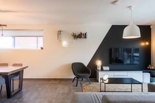 Deze prachtige woning, gebouwd in 2019, is gelegen in een rustige en kindvriendelijke wijk dichtbij het station van Schendelbeke. Met een moderne afwerking en tal van energiezuinige voorzieningen is dit de ideale thuis voor wie comfortabel en duurzaam wil wonen.<br /><br />Via de inkomhal kan je direct naar het bureau dat kan gebruikt worden voor een vrij beroep of praktijkruimte. Deze inkomhal is voorzien van een gastentoilet. Via een glazen deur bereiken we de living met eetplaats en een open keuken die uitkijkt op de tuin. De keuken is volledig uitgerust met voldoende opbergruimte. Dankzij het grote schuifraam kan je genieten van veel natuurlijk licht en er is een directe verbinding met het terras en de tuin.<br /><br />Op de eerste verdieping zijn er 3 slaapkamers en een ruime badkamer voorzien.<br />Via de vaste trap bereiken we de zolderverdieping waar er tevens een afgewerkte slaapkamer voorzien is met 2 bergingen.<br /><br />De parking is voorzien van een carport, waar een mogelijkheid is om een laadpaal te installeren.<br /><br />Deze woning is voorzien van alle moderne comfort, waaronder airconditioning, zonnepanelen, screens en vliegenramen, wat bijdraagt aan een aangenaam en energiezuinig woonklimaat.<br /><br />De ligging is een absolute troef: rustig en toch dicht bij het station, waardoor je vlot toegang hebt tot openbaar vervoer. Ook winkels, scholen en andere voorzieningen zijn makkelijk bereikbaar.<br /><br />Interesse? Neem contact op met Isabelle Marginet: 0498/10.69.56 of isabelle@cornelis-partners.be