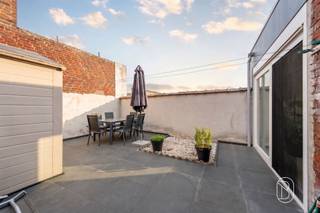 Maison mitoyenne idéalement située, avec 4 chambres, un jardin urbain et un EPC D !Vous recherchez une maison spacieuse de 4 chambres dans un emplacement central, avec toutes les commodités à portée de main ?Alors cette charmante maison mitoyenne avec jardin urbain et classe énergétique D mérite certainement une visite.La maison offre un espace étonnamment vaste, réparti sur plusieurs étages, et dispose en outre de deux salles de bains ainsi que d’un grand grenier offrant de nombreuses possibilités.Agencement : hall d’entrée, double pièce à vivre, salle à manger, cuisine, salle de bains avec double lavabo, baignoire et WC, et un agréable jardin urbain.Au premier étage se trouvent deux chambres et des toilettes séparées. Le deuxième étage comprend deux autres chambres et une deuxième salle de bains. Il y a également un grenier spacieux qui peut être aménagé en pièce supplémentaire ou servir d’espace de rangement pratique.À qui cette propriété s’adresse-t-elle ?♦ Aux familles à la recherche d’une maison spacieuse avec 4 chambres.♦ Aux acheteurs qui souhaitent vivre en centre-ville, à proximité des commodités.♦ Ceux qui recherchent davantage d’espace et de possibilités grâce au grand grenier.♦ Ceux qui aiment profiter d’un jardin privé en ville.Une maison de ville spacieuse offrant de nombreuses possibilités et un agencement pratique !Visite sur rendez-vous avec Immo Beguin, votre expert immobilier depuis 2009.