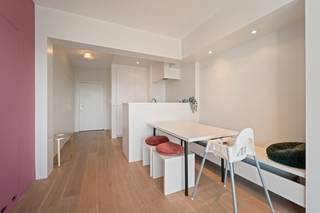 Ben jij op zoek naar een moderne, instapklare studio met een uniek uitzicht op de jachthaven van Zeebrugge? Dan is dit pand op de Rederskaai precies wat je zoekt!
Deze lichtrijke studio is zuid georiënteerd en biedt een prachtig open zicht op de bootjes en het water. De studio werd onlangs volledig gerenoveerd en is slim ingedeeld met een aparte slaaphoek, een moderne open keuken voorzien van alle comfort en voldoende ingebouwde opbergruimte. De badkamer is uitgerust met een douche en toilet.
Interesse? Neem contact op met makelaar Stéphanie via 0472 77 86 60 of stephanie@keyimmo.be.