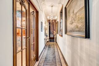 <p>Voor meer info of een bezoek, bel 054 69 39 39 - <strong>Prachtig herenhuis met art deco accenten</strong> nabij het centrum van Geraardsbergen. Op het gelijkvloers bevindt zich de ruime inkomhal die toegang geeft tot de living, de eetplaats, de keuken, de trappenhal, <strong>de kelder</strong> en het salon, elk met een aparte deur. Vanuit de inkomhal bereikt u links het salon, gescheiden van de eetplaats door <strong>een prachtige houten deurpartij met geslepen glas</strong>. Aansluitend bevinden zich de keuken, de badkamer en <strong>de veranda, met toegang tot een kleine stadstuin en een bijgebouw</strong> (gelijkvloers en eerste verdieping, elk ca. 11 m²), ideaal als hobbyruimte. Op de eerste verdieping zijn er<strong> twee ruime slaapkamers, waarvan één met terras aan de straatzijde in natuursteen.</strong> De gang en de nachthal zijn voorzien van ingebouwde kasten. Via een tussenverdiep bereikt u de tweede verdieping met de nachthal en opnieuw <strong>twee volwaardige slaapkamers</strong>. Een vaste trap leidt naar <strong>de inrichtbare zolder</strong>. Deze charmante woning onderscheidt zich door haar architecturale accenten, ruime kamers en centrale ligging nabij het centrum van de Oudenbergstad. Na de nodige (energetische) renovatie vormt dit pand een unieke thuis met veel potentieel.</p>