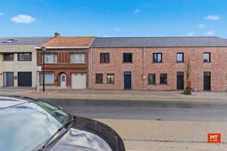 In de dorpskern van Beselare en op wandelafstand van alle faciliteiten (bakkerij, beenhouwerij, lagere school, ...) treffen we...