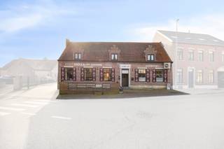 <p><strong><em>Historisch (anno 1800) handelspand met woonst en hangar gelegen op een commercieel interessante locatie op het "Sint-Gillisplein" in het centrum van Kumtich.</em></strong><br /><strong><em>Tal van mogelijkheden op vlak van horeca, handel, vrij beroep, kantoor, ...</em></strong></p><p><em>Dit karaktervolle pand biedt met een totale oppervlakte van </em><strong><em>404 m²</em></strong><em> een solide basis voor wie wonen en werken wil combineren op een centrale locatie. Het eigendom staat op een perceel van </em><strong><em>07a 30ca</em></strong><em> en beschikt over een diverse indeling die geschikt is voor horeca, handel, vrij beroep of een ruim woonproject.</em> </p><p>Bij het betreden van het pand via het inkomsas ervaart u direct de nostalgische sfeer van het voormalige café, een lichte ruimte van 63m² die vraagt om een creatieve herbestemming. De naastgelegen winkelruimte van 50 m² biedt een uitstekende zichtbaarheid aan het levendige plein, terwijl het zonnige terras van 20 m² aan de voorzijde uitnodigt tot een moment van rust.<br />De benedenverdieping vloeit verder over in een praktische keuken, diverse sanitaire voorzieningen en een overvloed aan bergruimte die aan elke logistieke behoefte voldoet. Onder de woning bevindt zich bovendien een koele kelder, ideaal voor opslag of als wijnkelder.<br /><br />Op de eerste verdieping bevinden zich de nachthal met de badkamer en twee ruime slaapkamers, samen met een extra berging. De grote zolder biedt de mogelijkheid om de bewoonbare oppervlakte aanzienlijk uit te breiden met extra kamers of een hobbyruimte.</p><p> Het buitengedeelte bestaat uit een koer die toegang geeft tot de garage van 50 m² en een functionele hangar van 167 m², uitgerust met drijfkracht.<br />Dankzij de eigen oprit en de ruime parkeermogelijkheden op het plein voor de deur is de toegankelijkheid optimaal.<br /><br />Dit gebouw en hangar bieden tal van mogelijkheden, maar zijn ook aan renovatie toe.<br />- Epc: 527 kWh/m²/jaar (label F: renovatieverplichting).<br />- Elektriciteit is niet conform - drijfkracht aanwezig.<br />- Asbestrapport beschikbaar.<br />- Niet overstromingsgevoelig (score A).<br />- Geïnventariseerd erfgoed.<br /><br /><strong><em>Wij nodigen u graag uit voor een bezoek ter plaatse om de mogelijkheden van dit pand en de bijgebouwen te bekijken.</em></strong></p>