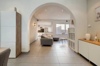 Dit mooie huis nabij het centrum is instapklaar ... <br /><br />Achter de mooie gevel schuilt dit gezellig eigendom. We komen binnen langs de hal met vestiaire. De living is ruim en gezellig ingericht mede dankzij de gashaard en boog tussen voor- en middenplek. De woonkamer gaat naadloos over in de open keuken met ontbijthoek. Achter deze keuken bevindt zich een apart toilet en badkamer met dubbele lavabo en grote instapdouche. <br />Achter de woning, en via de garage bereikbaar, bevindt zich een werkplaats van 40 m2 die dienst kan doen als atelier, hobbyruimte, .... Deze werkplaats beschikt over 2 ingangen en geeft uit op de diepe tuin. In deze diepe zuidwest-gerichte tuin met terras is het heerlijk genieten in alle rust. Op het einde van de tuin bevindt zich nog een tuinhuis met overkapping.<br />De 1e verdieping beschikt over 3 grote slaapkamers en een toilet. Er is eveneens een vaste trap naar de zolder. De geïsoleerde zolder is ontzettend groot. Er zitten 2 grote velux-ramen. Hier kan men met gemak nog een aantal kamers onderbrengen. <br />Vanop het terras heeft men ook toegang tot de grote garage met elektrische poort. <br />Er is tevens een handige kelder en op het dak liggen 10 zonnepanelen. <br /><br />Centrale verwarming op gas. <br />Blanco gekeurd elektriciteitskeuringsverslag en geen renovatieplicht!<br />Achteraan is er de mogelijkheid om een extra atelier bij aan te kopen, palend aan het eigendom. Meer info via ons kantoor.<br /><br />Een instapklare woning, gelegen nabij het centrum, vlakbij winkels, openbaar vervoer, ….