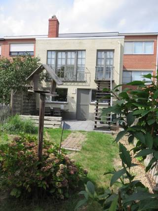 Prima onderhouden ééngezinswoning in rustige woonwijk in Kontich-Kazerne, type bel-etage. <br />Inkom- en traphal die toegang geeft tot garage met automatische sectionale poort. Verder zijn op het gelijkvloers een berging met de CV-ketel, een ruime bijkeuken met toegang naar de tuin en een extra ruimte die kan dienen als bureau of bijkomende slaapkamer.<br />Op de eerste verdieping kom je via de overloop, waar zich tevens een gastentoilet bevindt, in de woonkamer van 30m² op parket. Deze werd uitgebreid met een lichtrijk salon van nog eens 23m², dankzij de aanwezige lichtstraat. Verder is er een moderne keuken uitgerust met alle toestellen.<br />Op de tweede verdieping geeft de nachthal toegang tot een nette badkamer met douche, lavabo en toilet, evenals tot 3 mooie slaapkamers.<br />De tuin is zuidoost gericht en vormt een fijne buitenruimte met achteraan een gezellig hoekje en een afdak. Er is tevens een buitentrap naar de 1ste verdieping. Vooraan is er een oprit waar makkelijk 2 wagens kunnen geparkeerd worden.<br />Deze woning combineert een rustige ligging met een praktische en functionele indeling, waardoor ze geschikt is voor wie op zoek is naar een comfortabele gezinswoning.