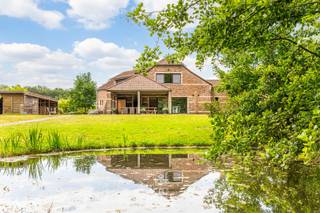 Deze authentieke villa straalt warmte en karakter uit. Afgewerkt met duurzame materialen en behoud van originele elementen, biedt deze villa een unieke combinatie van charme en comfort. <br />De leefruimtes kijken uit op een prachtig aangelegde tuin met vijver, een oase van rust. <br />Binnen zorgt de privé wellnessruimte met binnenzwembad voor een extra gevoel van luxe. <br />Een ideale keuze voor wie op zoek naar ruimte, rust en een stijlvolle thuis met een ziel. <br /><br />Deze villa ligt in de rustige en groene Monninxstraat te Hasselt. U woont hier residentieel, met vlotte verbinding naar winkels, scholen, het centrum en de autosnelweg. Ideaal voor wie houdt van comfort en bereikbaarheid in een serene omgeving<br /><br />=> Gelijkvloers<br />- Ruime inkomhal met vestiaireruimte<br />- Glazen deur naar het leefgedeelte<br />- Gezellige zithoek met open haard op hout<br />- Authentieke houten balken structuur<br />- Eethoek met zicht op de tuin<br />- Praktijkruimte, ideaal voor zelfstandigen in bijberoep<br />- Moderne, luxueuze keuken met veel opbergruimte en ruimte om te dineren<br />- Rechtstreeks toegang tot het terras vanuit de keuken<br />- Wasplaats met ingebouwde kastenwand<br />- Aparte praktische berging<br />- Wellnessruimte met verwarmd binnenzwembad, stoomdouche en sauna<br />- Aparte berging en toilet in de wellnessruimte<br />- Ingerichte kleedruimte<br /><br />=> Verdieping<br />- Eiken trap naar de verdieping<br />- Overloop met zicht op de woonkamer<br />- Master bedroom met ingebouwde kastenwand<br />- Ensuite badkamer met ligbad, douche en dubbele lavabo in stijlvol badkamermeubel<br />- Drie ruime slaapkamers, elk voorzien van een vaste kastenwand<br />- Tweede badkamer met ligbad, douche en enkele lavabo in badkamermeubel<br /><br />= Tuin<br />- Een royaal perceel van 48a 75ca <br />- Prachtige vijver in de parkachtige tuin <br />- Oase van rust en privacy<br />- Overdekt terras aan de voor-en achterzijde van de woning<br />- Buitenkeuken met barbecue, ideaal voor gezellige zomeravonden<br />- Zwemvijver aan de zuidkant van het perceel <br /><br />=> Indeling<br />- Gelijkvloers: inkomhal, woonkamer, keuken, praktijkruimte, wasplaats, berging, wellnessruimte met berging en kleedruimte<br />- Verdieping: overloop, master bedroom, ensuite badkamer, drie slaapkamers, tweede badkamer